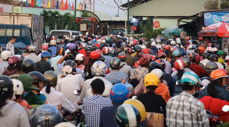 Theo lãnh đạo bến phà, lượng hành khách đi lại trong ngày hôm nay (28/4) tăng cao, ước tính gần 80 nghìn lượt. Bến phà đã huy động 7 chiếc phà (trong đó có 2 phà 200 tấn) để giải tỏa khách, đa số từ TP HCM về các tỉnh Miền Đông.
