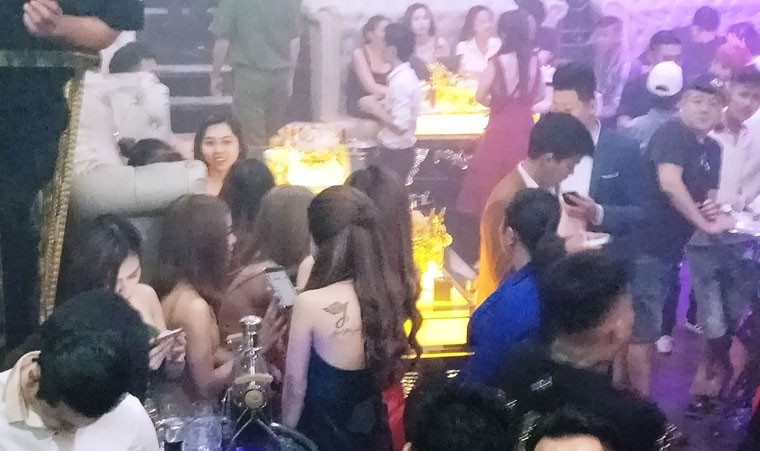 Những “nam thanh, nữ tú” liên tục hò hét và lắc lư theo tiếng nhạc.Thấy công an, nhiều dân chơi nháo nhào bỏ chạy và tìm cách phi tang những viên nén nghi ma túy xuống sàn hoặc các ngóc ngách trong quán bar.