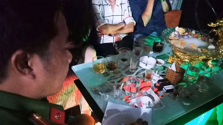 Cuối buổi kiểm tra, cơ quan chức năng đã đưa hàng chục “dân chơi” có biểu hiện phê ma túy về trụ sở công an phường Phạm Ngũ Lão để xét nghiệm.