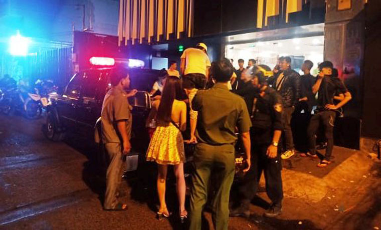 Đoàn kiểm tra cũng đã lập biên bản với chủ cơ sở kinh doanh này về hàng loạt các lỗi vi phạm như kinh doanh quá giờ quy định, để khách sử dụng ma túy trong quán bar….