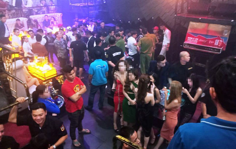 Trước đó rạng sáng cùng ngày, gần trăm cán bộ chiến sĩ thuộc Phòng Cảnh sát Quản lý Hành chính về Trật tự Xã hội (PC64) Công an TP HCM phối hợp cùng các lực lượng cảnh sát ma túy, cảnh sát cơ động, cảnh sát phản ứng nhanh... ập vào kiểm tra nằm trên đường Nam Quốc Cang ( phường Phạm Ngũ Lão, quận 1).