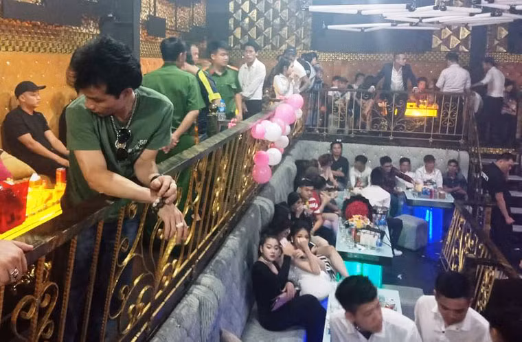 Nhiều cô gái trong những trang phục thiếu vải chạy vào nhà vệ sinh trốn nhưng đều bị các trinh sát giữ lại.