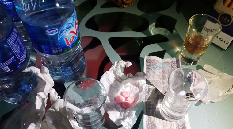 Qua kiểm tra, cơ quan chức năng phát hiện tại nhiều bàn của bar trên có gần 10 viên nén màu hồng nghi thuốc lắc và nhiều gói tinh thể nghi là ma túy dạng “hàng khay” .