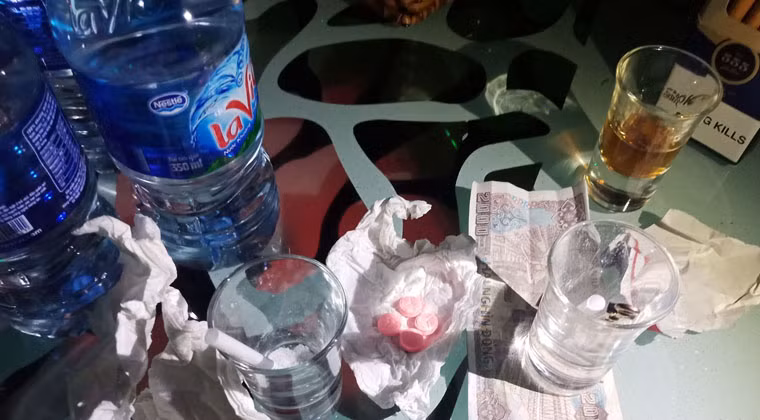 Qua kiểm tra, cơ quan chức năng phát hiện tại nhiều bàn của bar trên có gần 10 viên nén màu hồng nghi thuốc lắc và nhiều gói tinh thể nghi là ma túy dạng “hàng khay” .