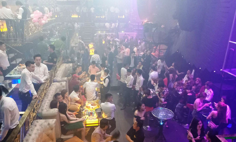Thời điểm này, dù đã bước sang ngày mới nhưng trên sàn nhảy tại quán bar nói trên vẫn còn hàng trăm dân chơi đang nhảy nhót điên cuồng trong tiếng nhạc sàn chát chúa và không gian đặc quánh mùi khói thuốc.