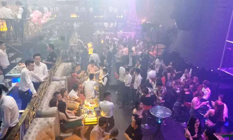 Thời điểm này, dù đã bước sang ngày mới nhưng trên sàn nhảy tại quán bar nói trên vẫn còn hàng trăm dân chơi đang nhảy nhót điên cuồng trong tiếng nhạc sàn chát chúa và không gian đặc quánh mùi khói thuốc.