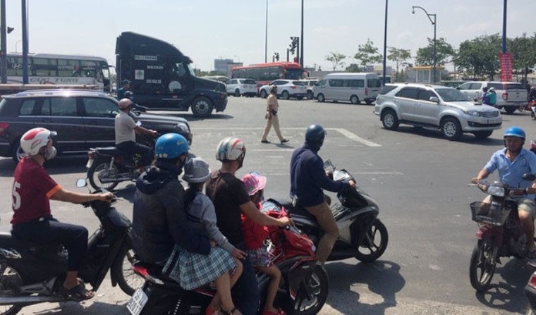 Giao thông trên xa lộ Hà Nội (ngã tư Bình Thái, RMK), Mai Chí Thọ, đường dẫn lên cao tốc TPHCM – Long Thành – Dầu Giây (nút giao An Phú, quận 2), Đồng Văn Cống, Võ Chí Công, Nguyễn Thị Định (nút giao Mỹ Thủy, quận 2) liên tục “thất thủ”. Hàng trăm chiến sĩ CSGT thuộc các Đội Rạch Chiếc, Cát Lái, quận 9, quận 2, Thủ Đức được huy động thay ca ngay tại hiện trường để điều tiết, phân luồng giao thông.