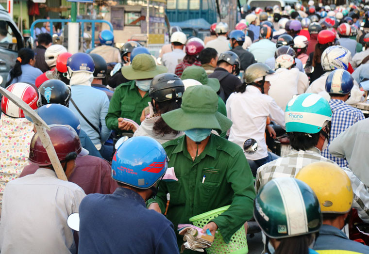 Trong khi đó tại bến phà Cát Lái, hướng bờ quận 2, TP HCM về Nhơn Trạch, tỉnh Đồng Nai để đi các điểm du lịch như Vũng Tàu, Mũi Né (Bình Thuận) lượng phương tiện cũng tăng đột biến. Nhân viên bến phà được huy động xuống đường bán vé cho người dân nhằm giảm áp lực tại bến phà.