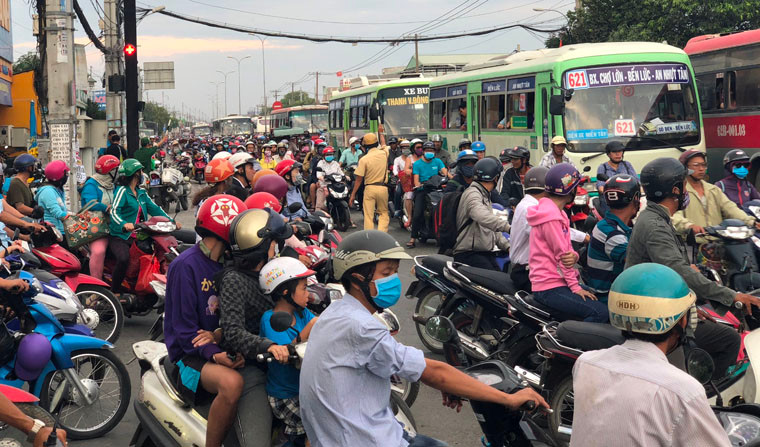 Trên các tuyến đường như đại lộ Nguyễn Văn Linh, Võ Văn Kiệt, QL1, Võ Trần Chí…(hướng từ trung tâm TP và các tỉnh Đồng Nai, Bình Dương ra), hàng vạn người dân đi xe máy đổ ra cửa ngõ TP để về Miền Tây.