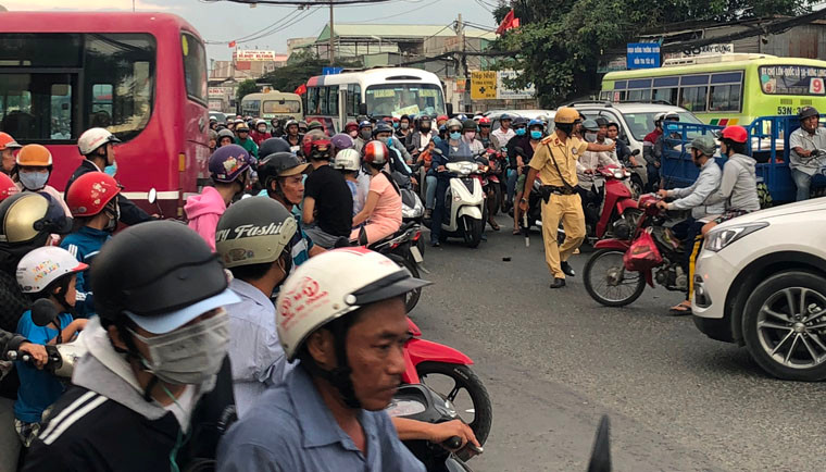 Càng về chiều tối lượng xe cộ càng đổ về đông đúc.