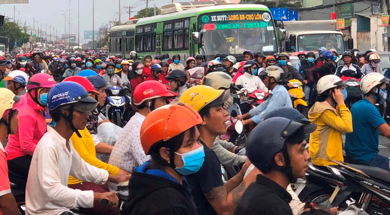 Giao thông trên Ql1, đoạn qua huyện Bình Chánh, cửa ngõ từ TP HCM về các tỉnh Miền Tây kẹt cứng chiều 28/4.