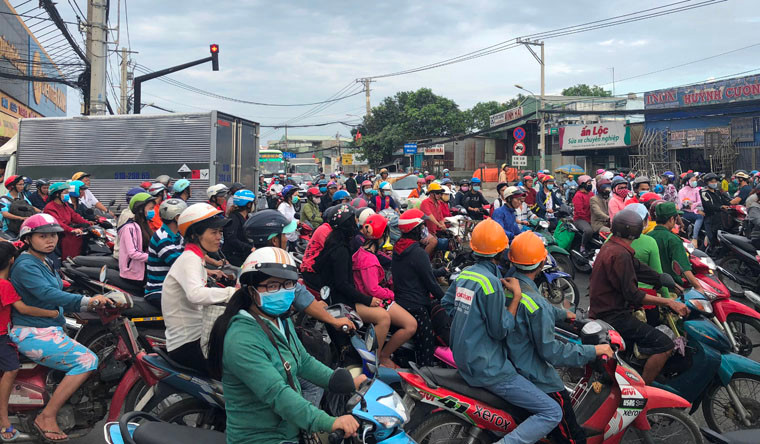 Trước tình hình giao thông nói trên và nhận định có khả năng tiếp tục diễn biến phức tạp khi chiều tối, chỉ huy các Đội CSGT như Tân Túc, Phú Lâm, An Lạc…đã trực tiếp xuống hiện trường cùng hàng chục cán bộ, chiến sĩ CSGT tham gia điều tiết, phân luồng giao thông tại các giao lộ để đảm bảo việc đi lại của người dân.