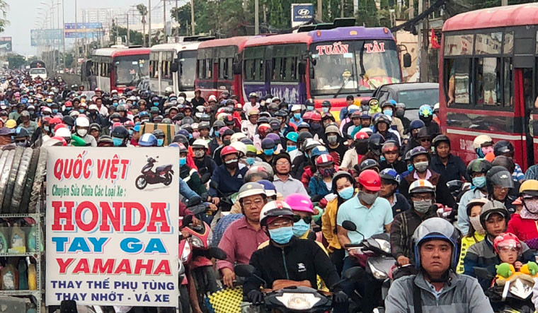 Cùng thời gian này, khắp khu vực TP HCM trời đầy mây, tắt nắng và thời tiết trở nên mát mẻ.