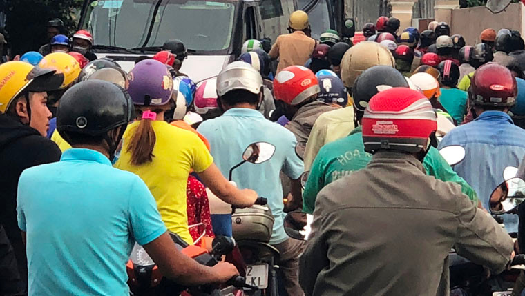 CSGT nỗ lực điều tiết giao thông tại các giao lộ trên QL1, cửa ngõ từ TP HCM về các tỉnh Miền Tây vào chiều 28/4.