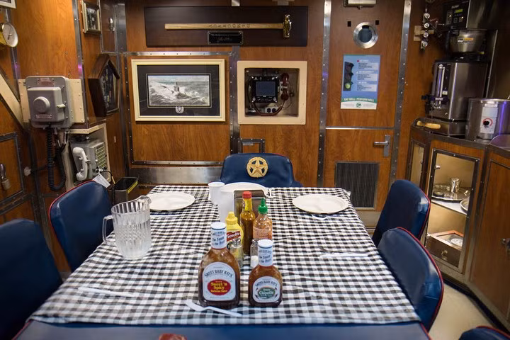 Phòng ăn của sĩ quan, trông rất lịch sự, tươm tất.