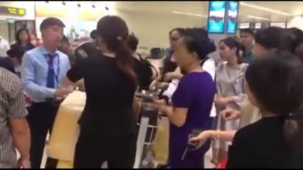 Su that nu hanh khach 18 tuoi to bi quay roi sam so tren may bay