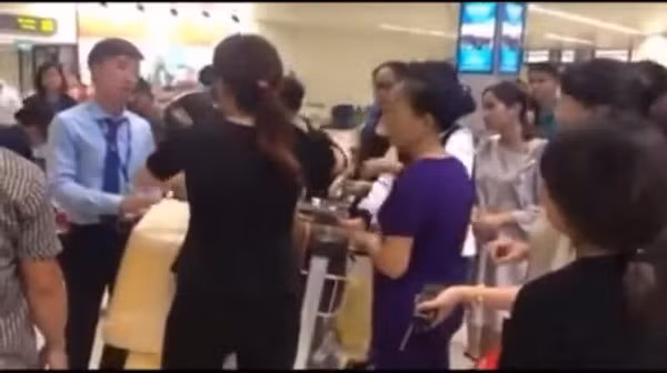 Su that nu hanh khach 18 tuoi to bi quay roi sam so tren may bay