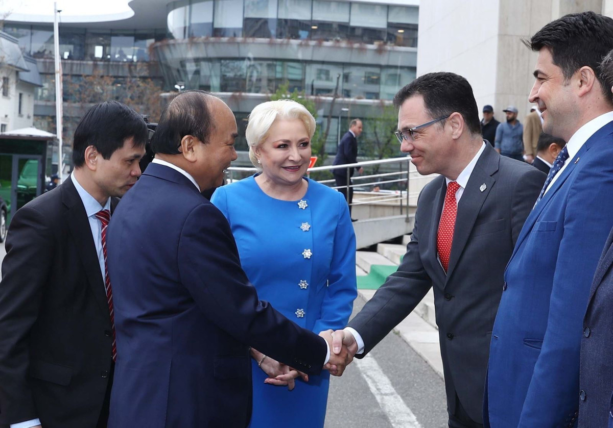 Thủ tướng Nguyễn Xuân Phúc và Thủ tướng Romania Viorica Dancila với các thành viên chính thức 2 nước tại lễ đón