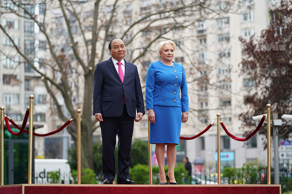 Thủ tướng Nguyễn Xuân Phúc và Thủ tướng Viorica Dancila thực hiện nghi lễ chào cờ hai nước tại lễ đón