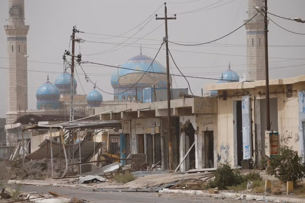 Nhà thờ Hồi giáo bị bong tróc lớp bên ngoài ở Fallujah.