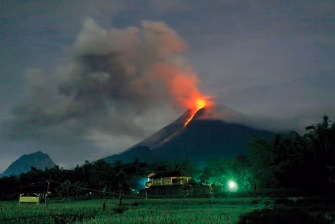 Đỉnh Merapi, Indonesia. Là một trong những địa danh vô cùng nguy hiểm trên thế giới, tên của đỉnh núi này dịch ra tiếng Indonesia sẽ là 'Lửa trên núi' và điều này thực sự đúng theo nghĩa đen. Mặc dù vẻ ngoài cực kỳ hào nhoáng trong những bức ảnh nhưng trong thế kỷ 20, ngọn núi này đã 60 lần phun trao đe dọa tính mạng và tài sản của hàng trăm dân cư.