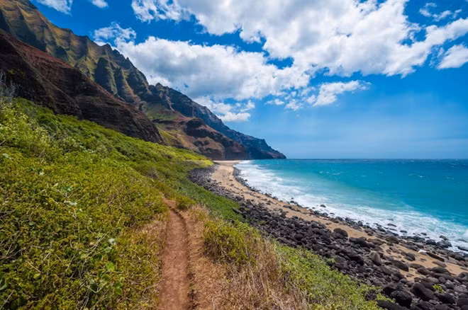  Đường Kalalau (Hawaii): Với chiều dài gần 20 km men theo các vách núi cạnh biển, du khách phải thận trọng trong từng bước chân nếu không muốn rơi xuống bờ đá lởm chởm phía dưới. Ảnh: Trekearth.
