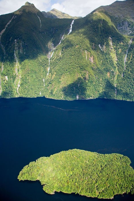  Thác Huay Mae Khanim: Là một trong những thác nước tuyệt đẹp ở Thái Lan, Huay Mae Khanim mang một vẻ đẹp siêu thực như trong truyện cổ tích, với những dòng nước trắng xoá như mây khói tan ra giữa không trung. Nếu bạn muốn ngắm thác nước Huay Mae Khanim, bạn nên ghé thăm vào mùa mưa vì lúc đó là thời điểm có điều kiện tốt nhất để thác bảy tầng khoe ra vẻ đẹp hoàn hảo của mình. Huay Mae Khamin nằm trong khu vực công viên quốc gia ở tỉnh Kanchanaburi.