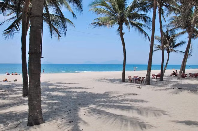 Cửa Đại, Hội An: Nằm cách phố cổ Hội An không xa, biển Cửa Đại được bầu chọn là một trong những bãi biển tuyệt nhất châu Á theo TripAdvisor, với màu nước xanh biếc, cát trắng và những rặng dừa xinh đẹp. Ảnh: Simon Hare.