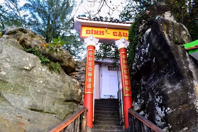 Nơi đây còn được gọi là Miếu thờ Long Vương. Theo người dân địa phương, đây là một ngôi miếu rất thiêng, quanh năm nhang khói. Có rất nhiều truyền thuyết huyền bí liên quan tới ngôi miếu này.