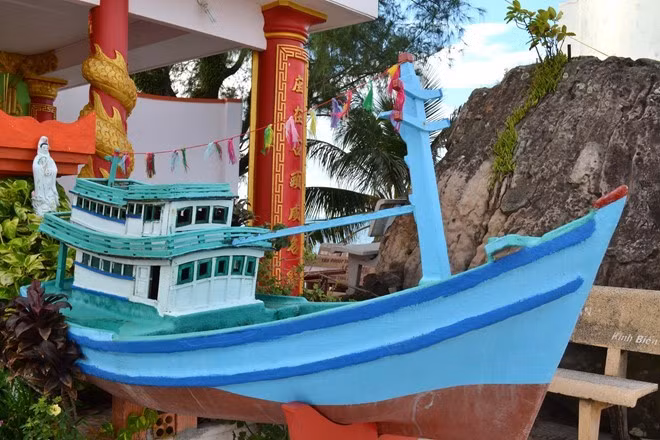 Vì thế phía trước ngôi miếu có mô hình chiếc thuyền đi biển. Theo lời kể của người dân, từ khi có Dinh Cậu, các vụ tai nạn trên biển của ngư dân giảm hẳn.