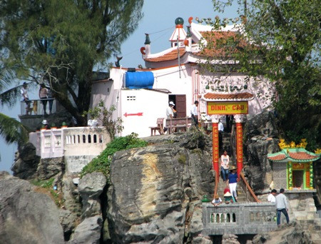 Mặt trước của miếu Dinh Cậu.