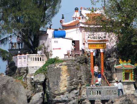 Mặt trước của miếu Dinh Cậu.