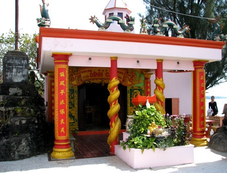 Dinh Cậu thực chất là ngôi miếu cổ đơn sơ mà người dân địa phương lập nên để thờ những tiên nhân bảo vệ người đi biển.