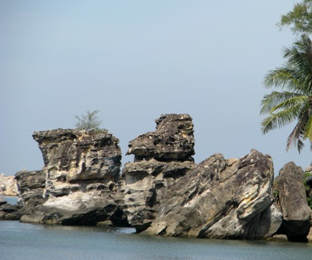 Những mõm đá hình thù kỳ thú quanh Dinh Cậu.