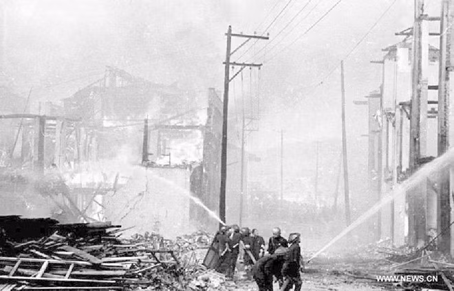 Lực lượng cứu hỏa dập những đám cháy sau trận bom tại một thành phố. Những trận bom tràn lan của quân Nhật trên lãnh thổ Trung Quốc diễn ra từ năm 1937 tới 1943.