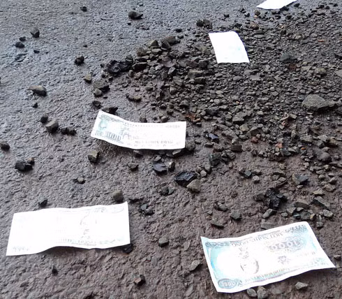 4. Đi đường nếu gặp tiền lẻ hay những vật dụng cá nhân của người khác không nên lượm lặt dù với mục đích gì. Thông thường một số người đang gặp hạn người ta giải hạn bằng cách vứt bỏ những thứ ấy xem như vứt bỏ cái xui của họ, nếu mình nhận lấy thì sẽ lãnh lại cái xui cho họ.