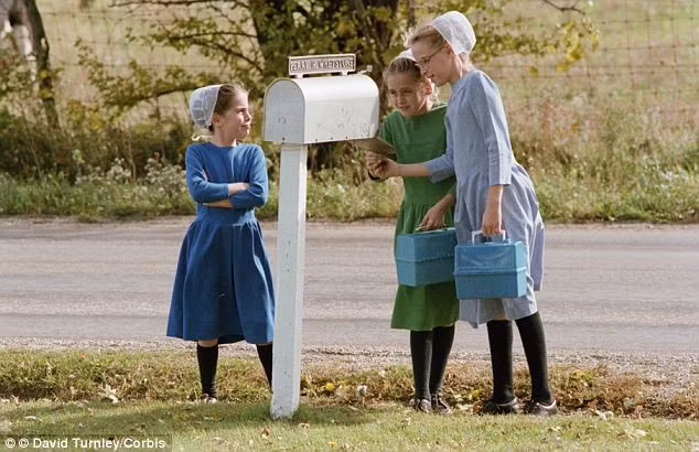 Một trong những điều khiến người Amish khác biệt là các nguyên tắc và cách sống được truyền từ đời này sang đời khác để tránh khỏi sự xao lãng và cám dỗ do thế giới bên ngoài đem lại. Ảnh: Daily Mail.