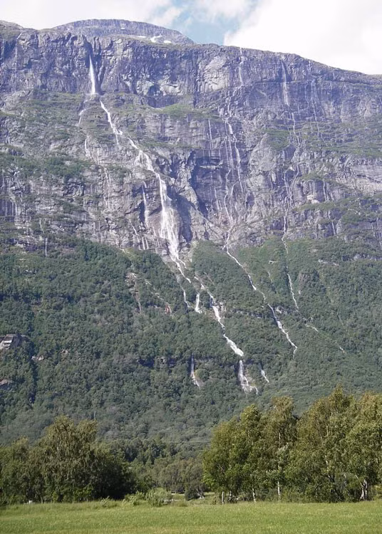  Thác Kaieteur: Kaieteur là thác có lượng nước lớn nhất ở khu vực sông Potaro - Siparuni, thuộc khu rừng nhiệt đới công viên quốc gia Kaieteur ở Guyana, một nước cộng hòa nằm trên lục địa Nam Mỹ. Đây là một trong những thác nước hùng mạnh nhất trên thế giới với lượng nước trung bình 663 mét khối mỗi giây, chiều cao 226 m. Từ trên đỉnh thác, người ta có thể cảm nhận được sức mạnh dữ dội của con thác.