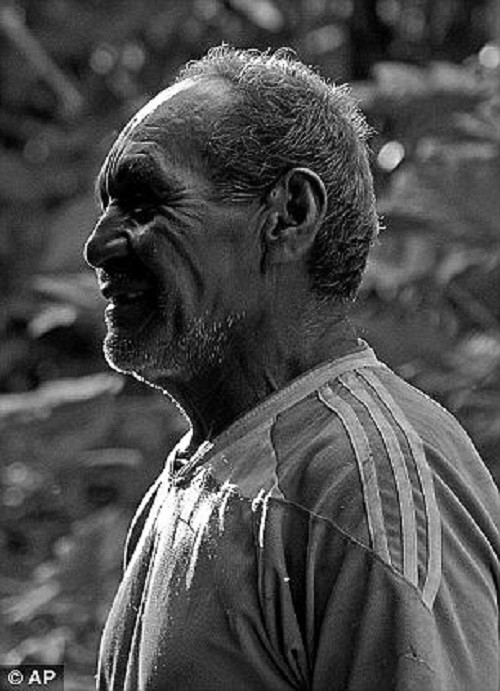 Trong 20 năm qua, một hướng dẫn viên du lịch tên Shaco Flores đã tiếp xúc được với người Mashco Piro, và thường xuyên cung cấp cho họ dao lưỡi dài, nồi niêu và xoong chảo.