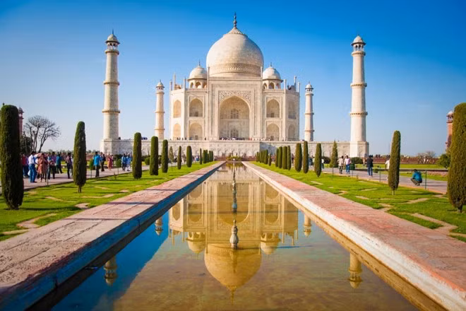 Taj Mahal, Ấn Độ: Năm 1632, một hoàng đế đã bắt đầu xây dựng một đền thờ Hồi Giáo để tưởng nhớ người vợ quá cố. Ngôi đền được hoàn thành vào năm 1648 và trở thành viên ngọc quý của cộng đồng Hồi Giáo tại Ấn Độ. Tại đây có những khu vườn tuyệt đẹp, tượng trưng cho vườn địa đàng hoặc thiên đường của trái đất.