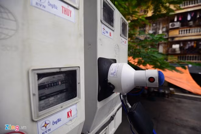 Phần đầu camera được bao xung quanh bằng cao su giúp tạo lực hút vào mỗi công tơ điện.