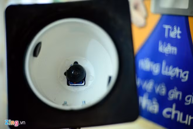 Camera được lắp trong chụp phản quang, xung quanh có hệ thống đèn để luôn đảm bảo ghi lại chính xác hình ảnh mỗi khi trời tối.