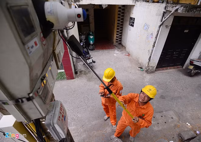 EVN Hà Nội khẳng định công nghệ mới được áp dụng nhằm đặt lợi ích của khách hàng lên trên hết. Người dân có thể giám sát quy trình ghi chỉ số của ngành điện thuận tiện, có thể cùng xem hoặc yêu cầu xem lại hình ảnh khi có thắc mắc, khiếu kiện.