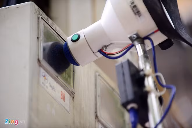 Phía sau thiết bị có phần mút để lau mặt kính mica trên công tơ giúp việc ghi thông số chính xác.