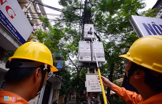 Phần gậy có thể điều chỉnh độ dài tối đa 3 m. Đây cũng là mức cao nhất của các công tơ (thông thường chỉ 2 m). Để đảm bảo an toàn, gậy được sơn và đảm bảo cách điện.