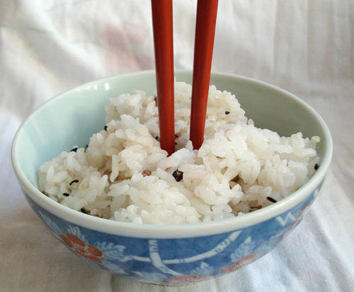 2. Cấm kỵ cắm đôi đũa ở giữa bát cơm. Điều này là tuyệt đối kiêng kị vì đây là hình thức cúng tế, thắp hương, dễ dẫn dụ ma quỷ vào nhà ăn chung.