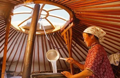  Uống rượu arkhi: Rượu arkhi (hay còn gọi là Vodka Shimiin Arkhi) là loại rượu được làm từ sữa bò Tây Tạng lên men, có vị chua và độ cồn khá "nặng". Quá trình làm rượu arkhi rất phức tạp, đòi hỏi người ủ rượu phải có rất nhiều kỹ năng và sử dụng vật liệu thích hợp. Loại rượu này vốn chỉ được ủ bởi người dân sinh sống vùng nông thôn và nếu may mắn, du khách có thể được mời một ly arkhi khi ghé thăm nhà lều (hay còn gọi là ger) của họ.