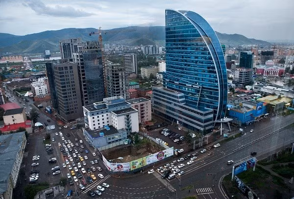  Thành phố Ulaanbaatar: Ulaanbaatar (hay còn gọi là Ulan Bator), nằm cạnh bờ sông Tuul, là thủ đô và là thành phố lớn nhất Mông Cổ. Ulaanbaatar có thể là thành phố lạnh nhất trên thế giới. Du khách có thể tham quan khu mua sắm sang trọng gần quảng trường Sukhbaatar, chiêm ngưỡng tòa tháp Blue Skype cao nhất nước và nghỉ ngơi tại khách sạn Shangri-La có tới 290 phòng. Khách sạn này vừa được khai trương hồi tháng 6 năm nay nhằm giải quyết tình trạng khan hiếm khách sạn sang trọng trong thành phố.