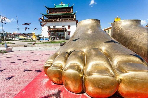  Tu viện Gandan Khiid: Tu viện Gandan Khiid là một trong những tu viện lớn nhất Mông Cổ, được xây dựng vào năm 1835. Bên trong tu viện còn lưu giữ một bức tượng Magjid Janraisig (Quán Thế Âm) cao 26m, nặng 20 tấn, được mạ vàng và trang sức, là bản sao của một bức tượng đã bị phá hủy năm 1920. Bức tượng này là sự đóng góp của nhân dân Mông Cổ mang ý nghĩa Phật Giáo hồi sinh.