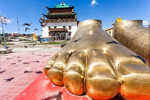  Tu viện Gandan Khiid: Tu viện Gandan Khiid là một trong những tu viện lớn nhất Mông Cổ, được xây dựng vào năm 1835. Bên trong tu viện còn lưu giữ một bức tượng Magjid Janraisig (Quán Thế Âm) cao 26m, nặng 20 tấn, được mạ vàng và trang sức, là bản sao của một bức tượng đã bị phá hủy năm 1920. Bức tượng này là sự đóng góp của nhân dân Mông Cổ mang ý nghĩa Phật Giáo hồi sinh.